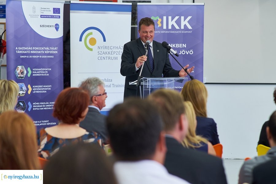 Gyártásszimulációs eszköz átadás a Szakképzési Centrumban