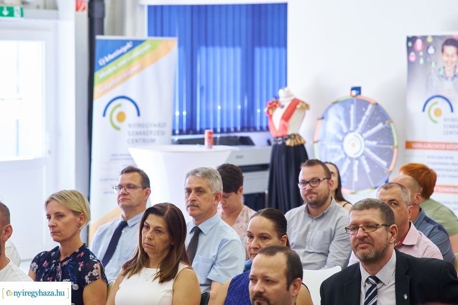 Gyártásszimulációs eszköz átadás a Szakképzési Centrumban