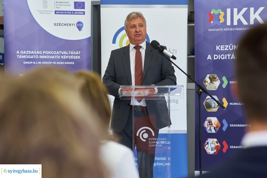 Gyártásszimulációs eszköz átadás a Szakképzési Centrumban