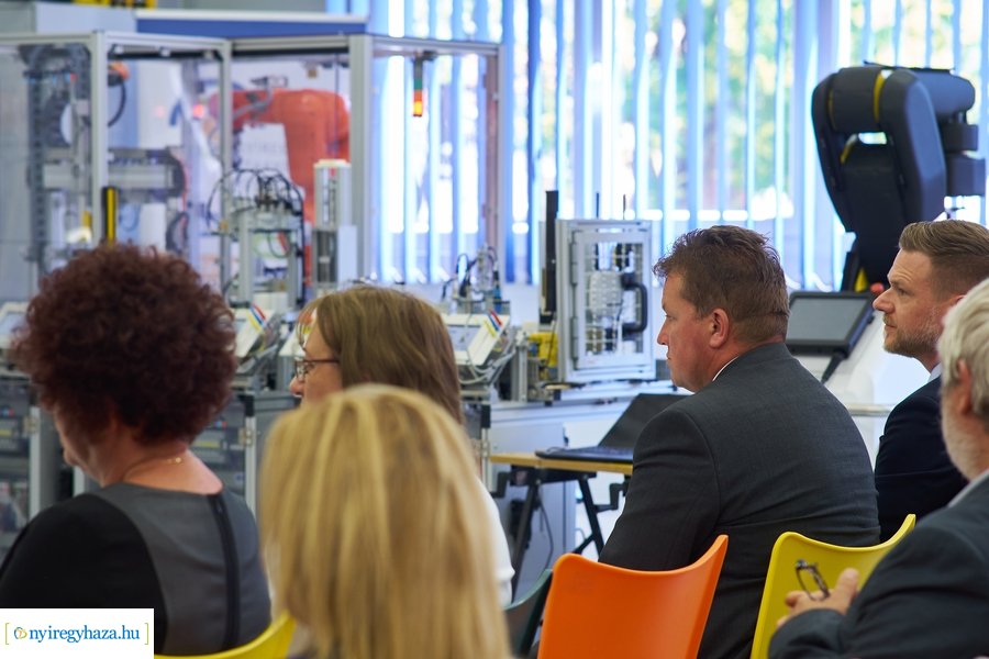 Gyártásszimulációs eszköz átadás a Szakképzési Centrumban