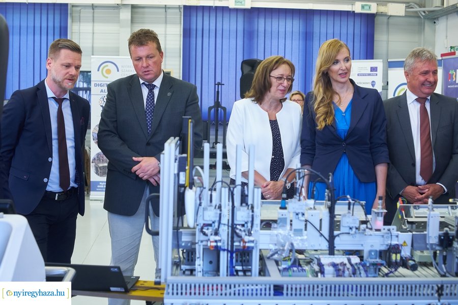 Gyártásszimulációs eszköz átadás a Szakképzési Centrumban