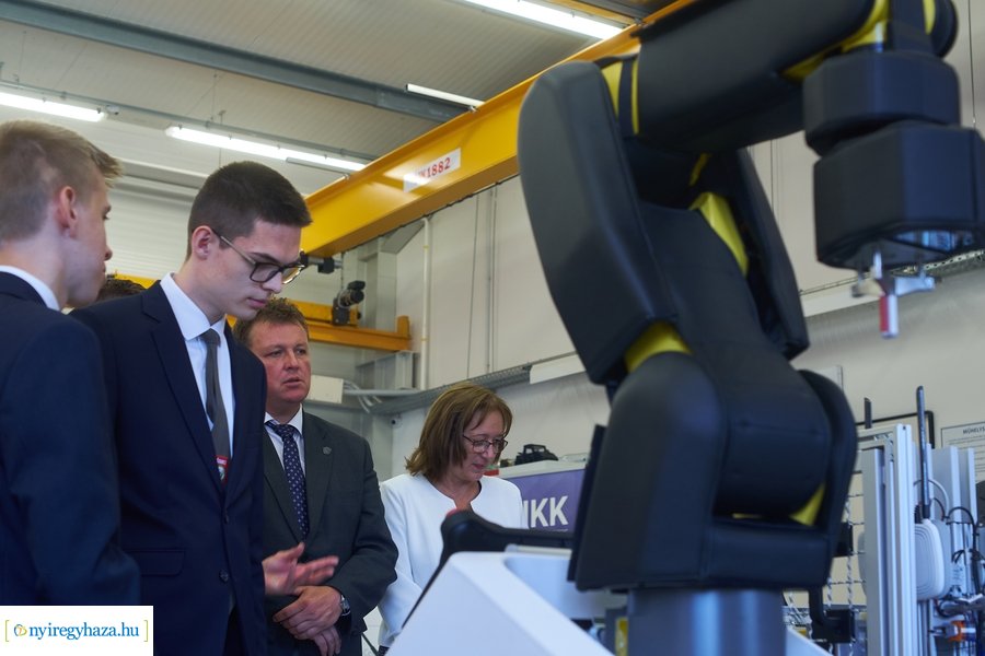 Gyártásszimulációs eszköz átadás a Szakképzési Centrumban