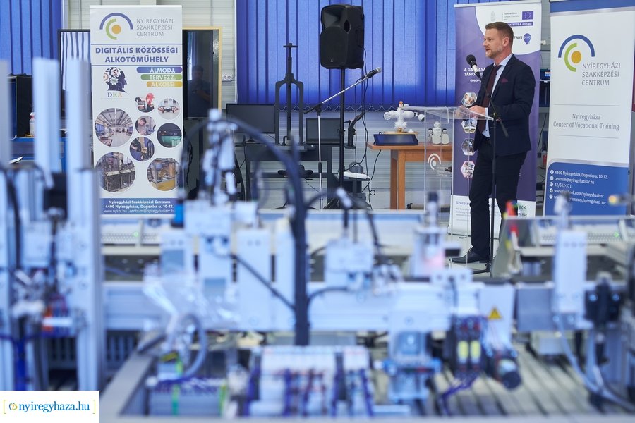 Gyártásszimulációs eszköz átadás a Szakképzési Centrumban