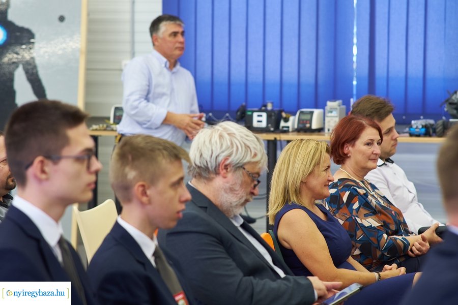 Gyártásszimulációs eszköz átadás a Szakképzési Centrumban