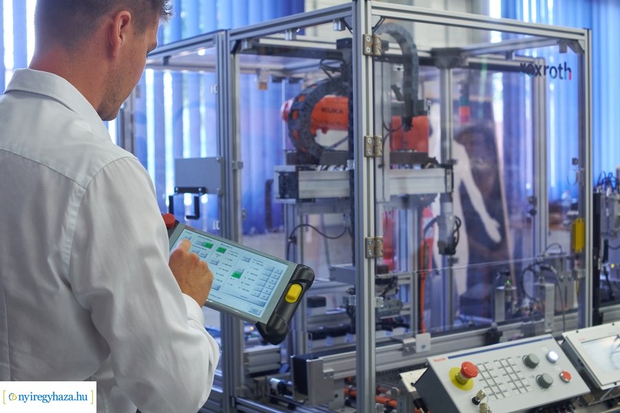 Gyártásszimulációs eszköz átadás a Szakképzési Centrumban