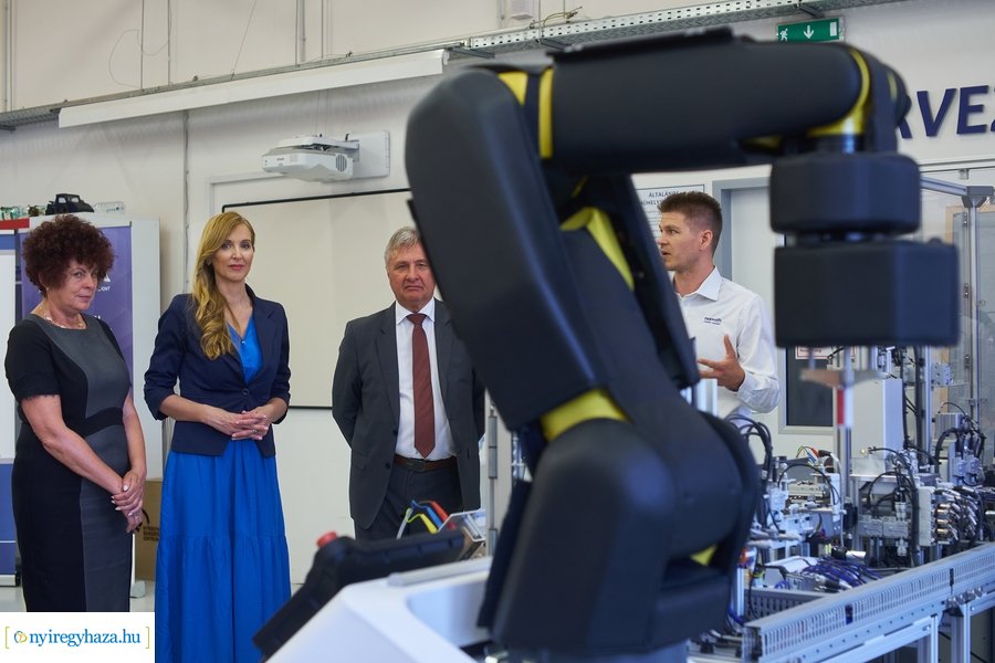 Gyártásszimulációs eszköz átadás a Szakképzési Centrumban