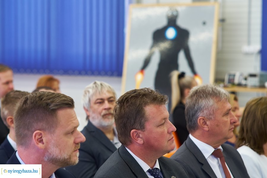 Gyártásszimulációs eszköz átadás a Szakképzési Centrumban