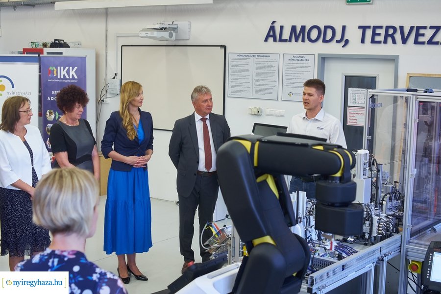 Gyártásszimulációs eszköz átadás a Szakképzési Centrumban
