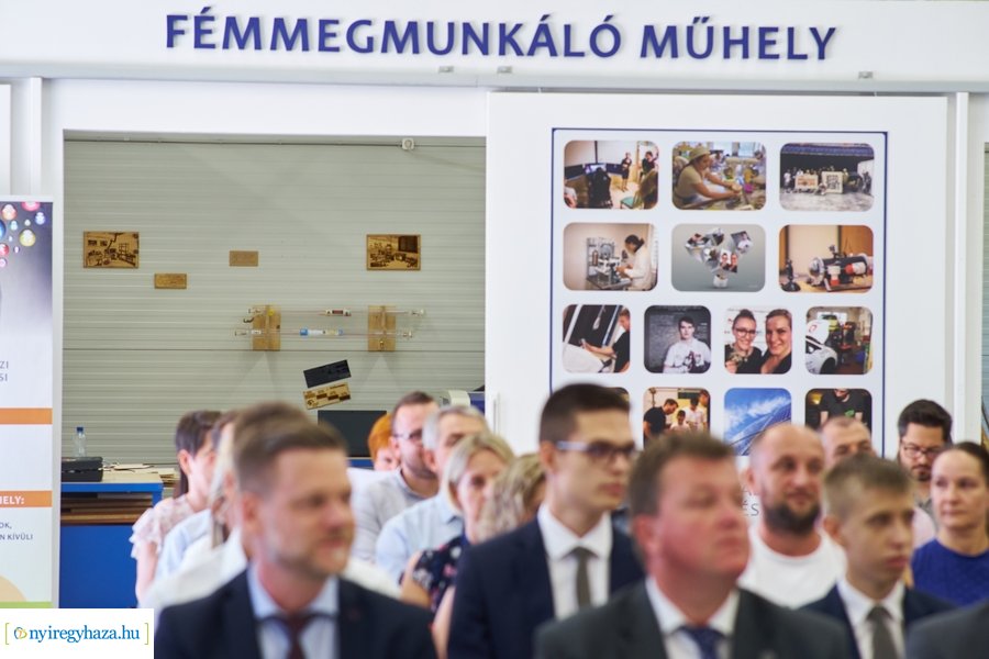Gyártásszimulációs eszköz átadás a Szakképzési Centrumban