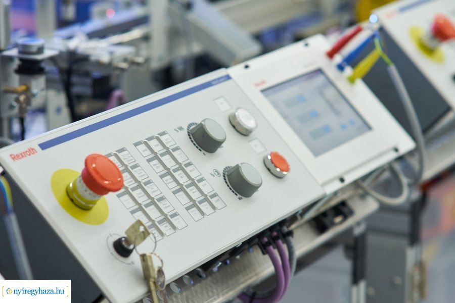 Gyártásszimulációs eszköz átadás a Szakképzési Centrumban