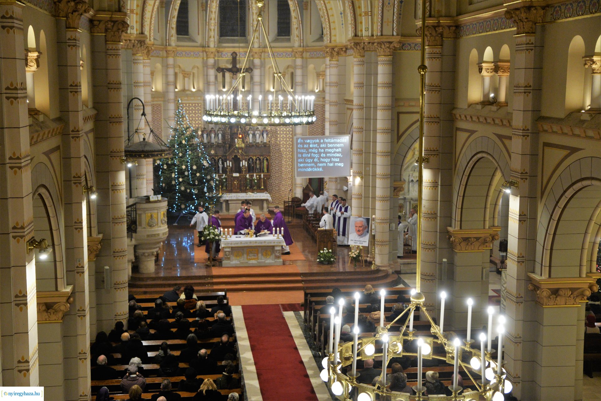 Gyászmise XVI. Benedek pápáért
