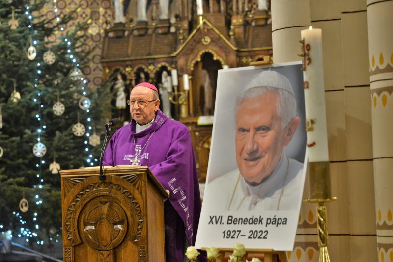 Gyászmise XVI. Benedek pápáért