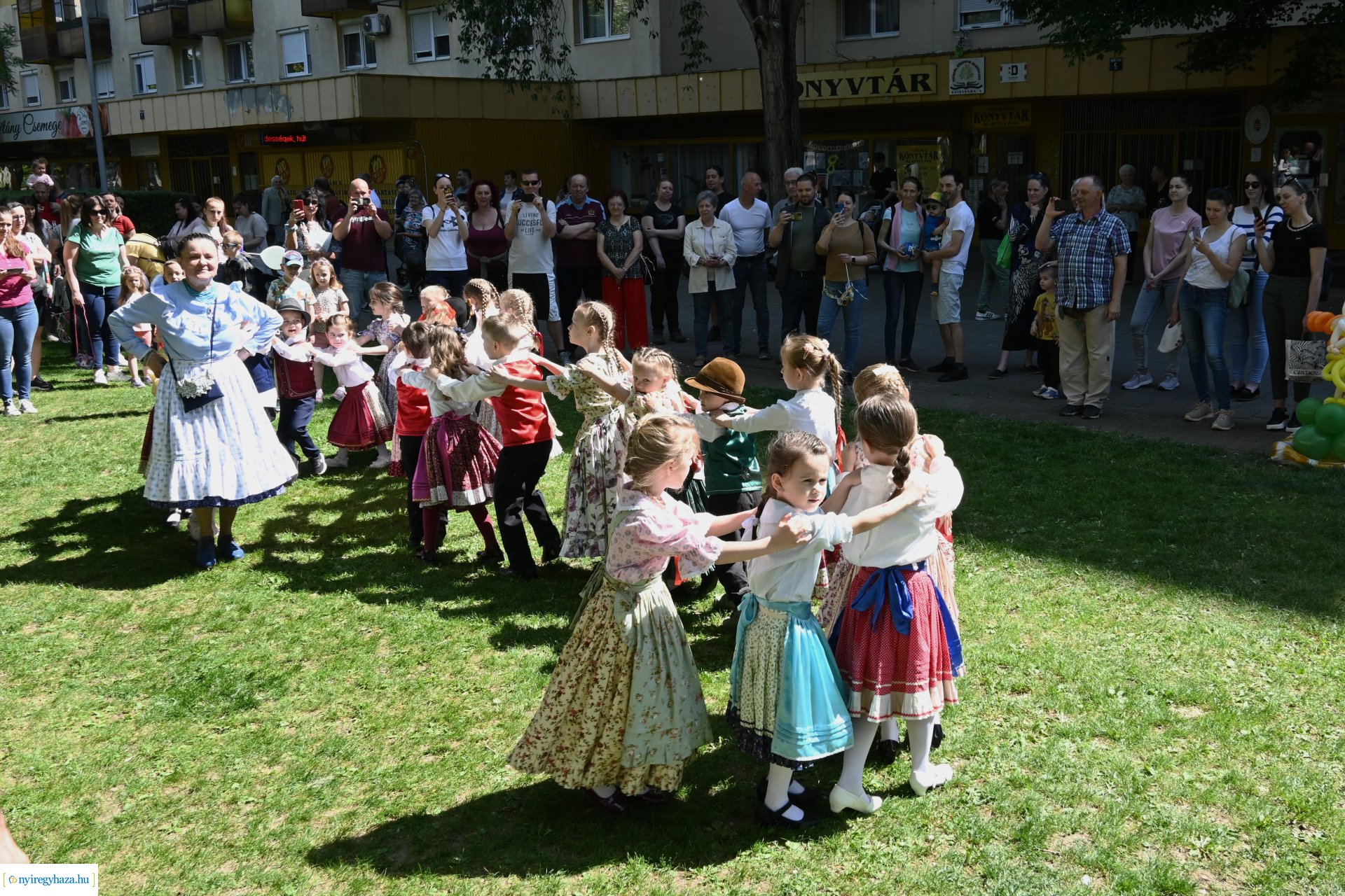 Gyereket a magasba 2024