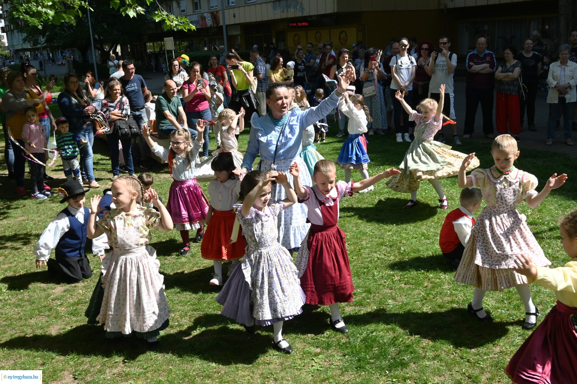 Gyereket a magasba 2024