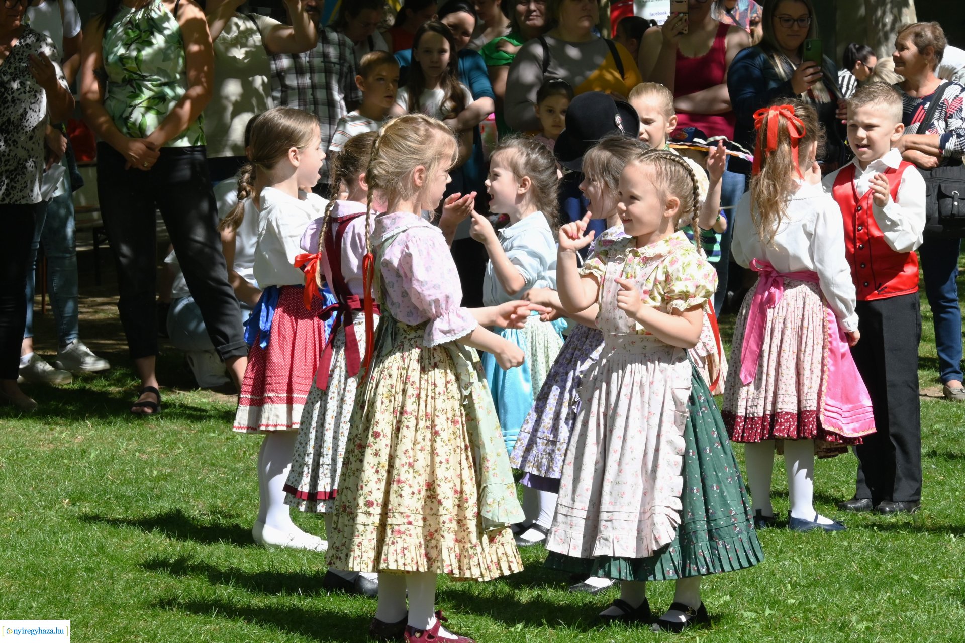 Gyereket a magasba 2024