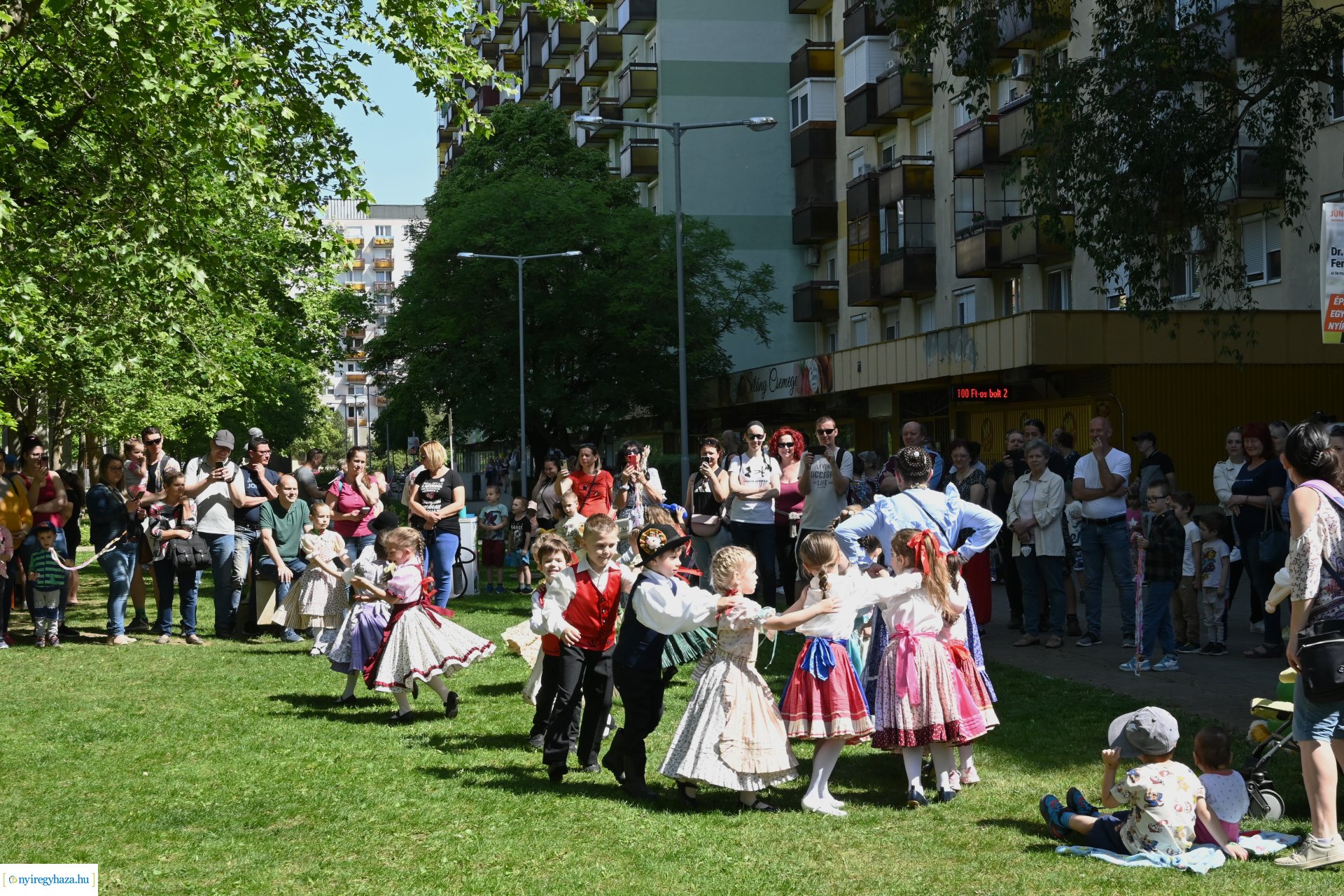 Gyereket a magasba 2024