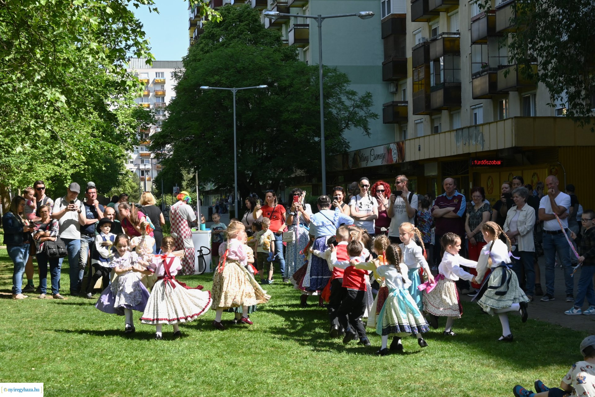 Gyereket a magasba 2024