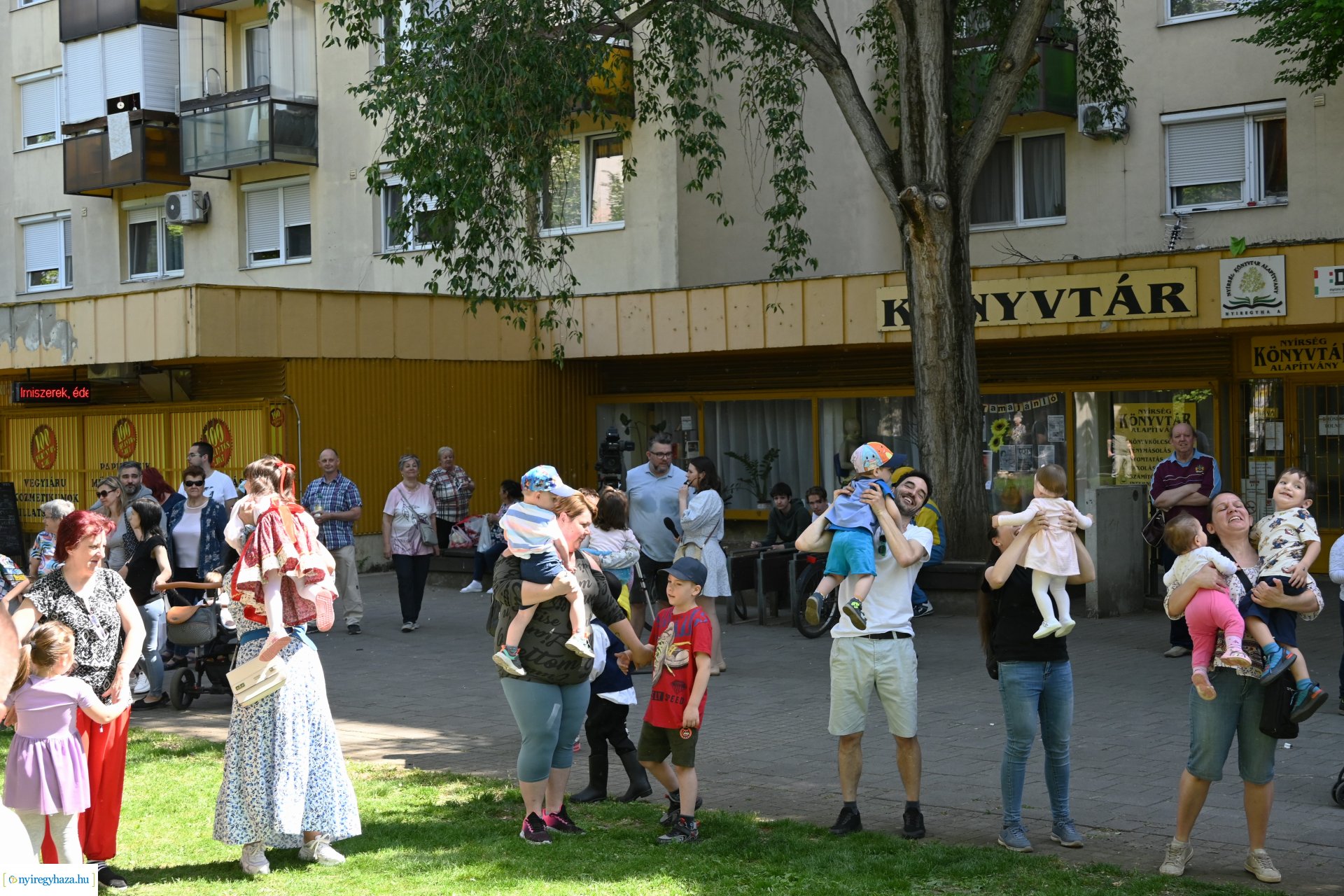 Gyereket a magasba 2024