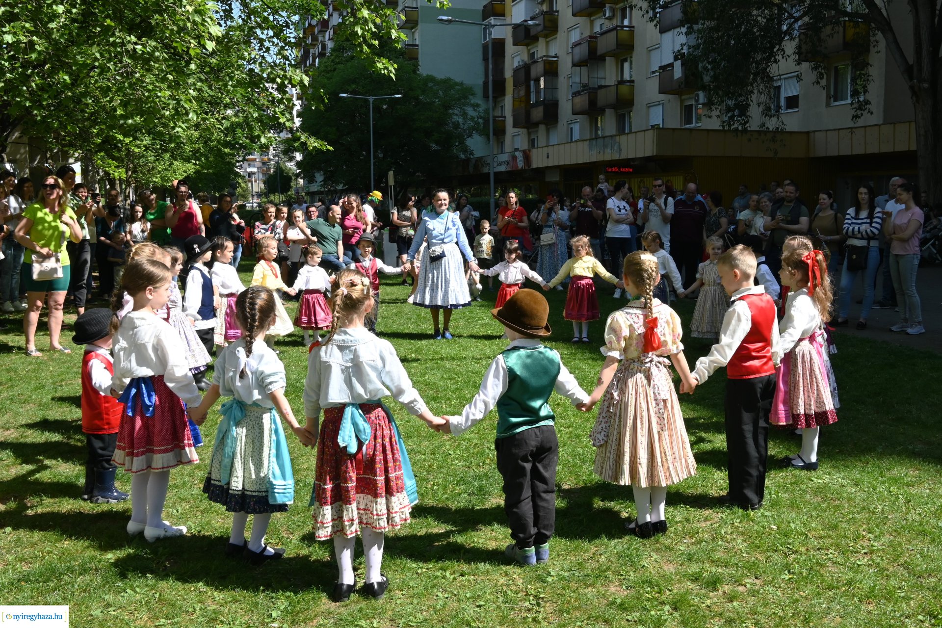 Gyereket a magasba 2024