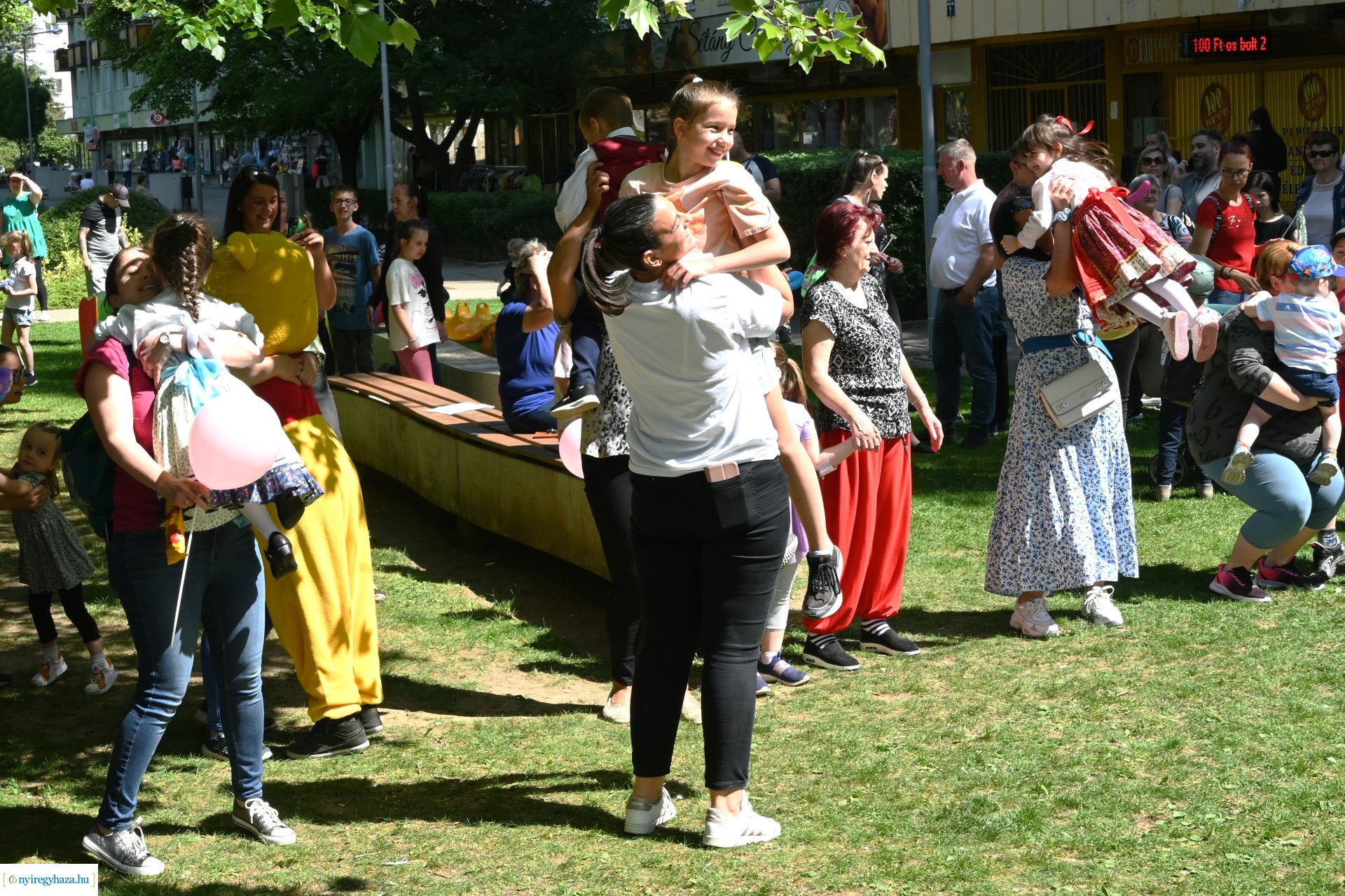 Gyereket a magasba 2024