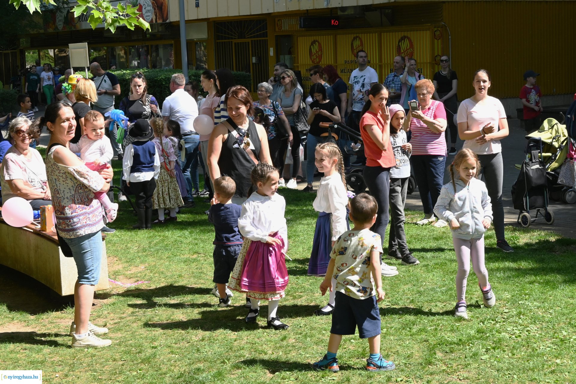 Gyereket a magasba 2024