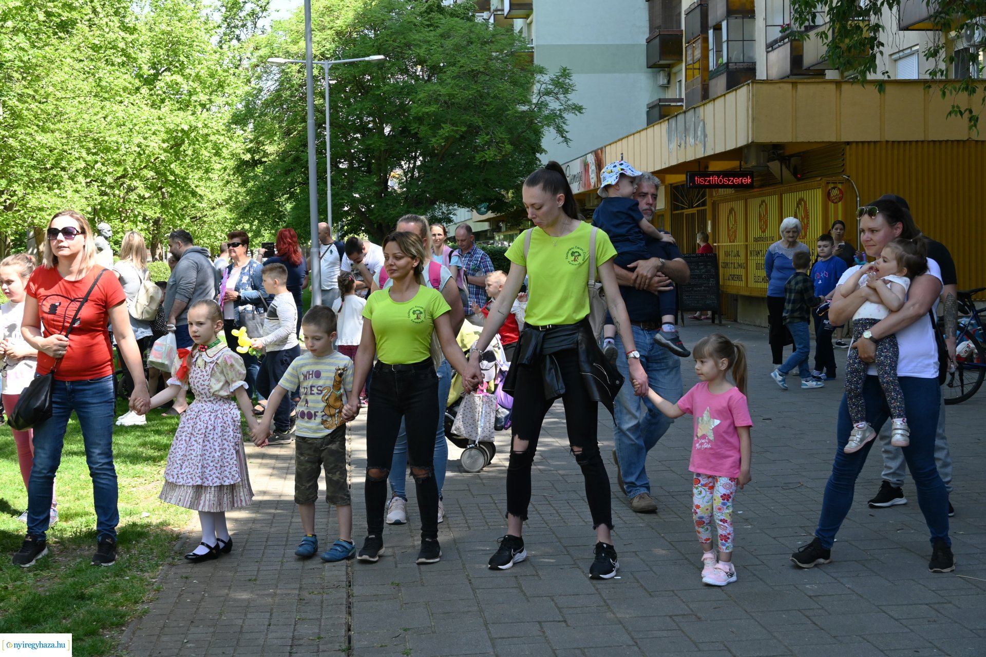 Gyereket a magasba 2024