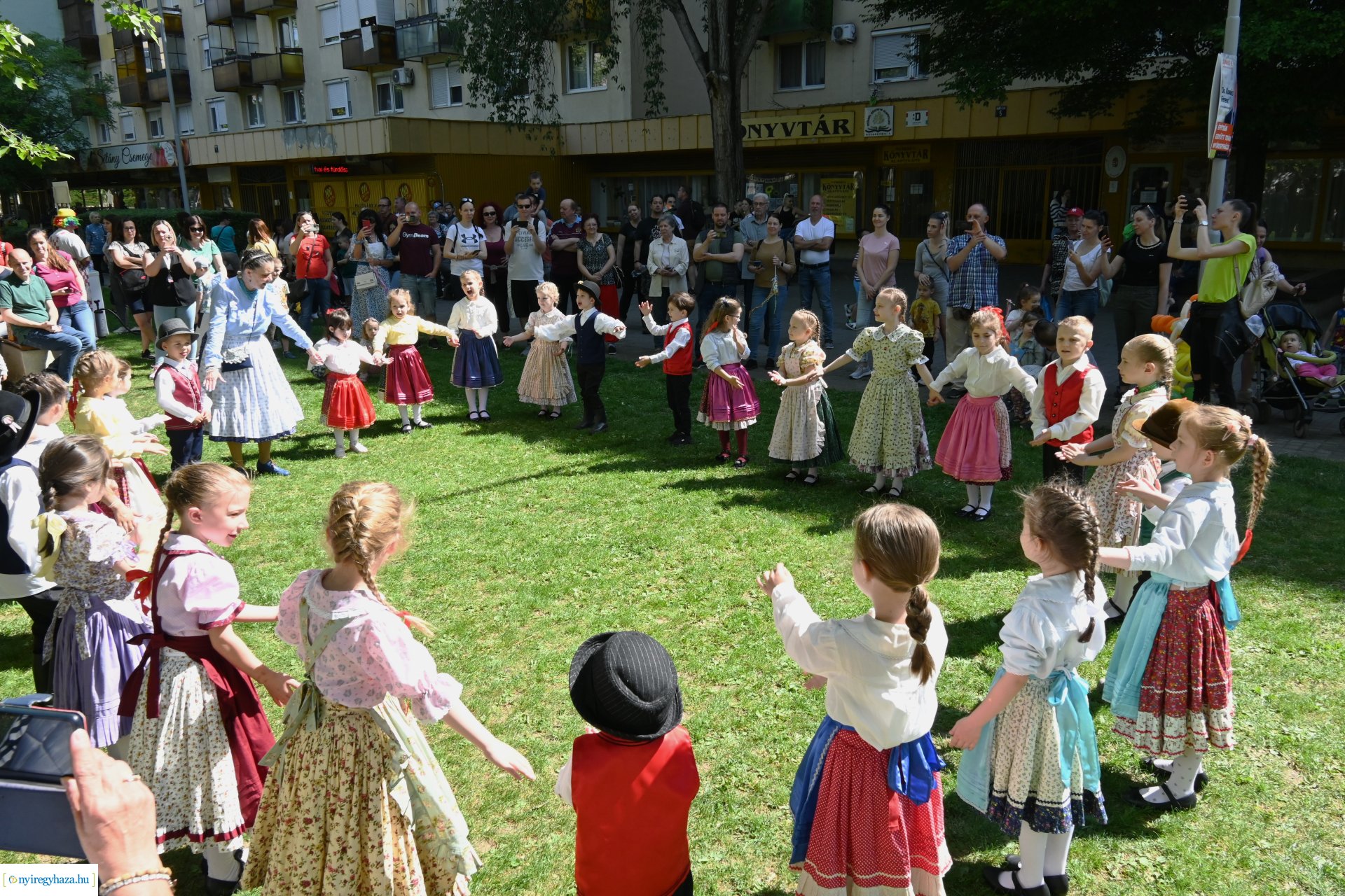 Gyereket a magasba 2024