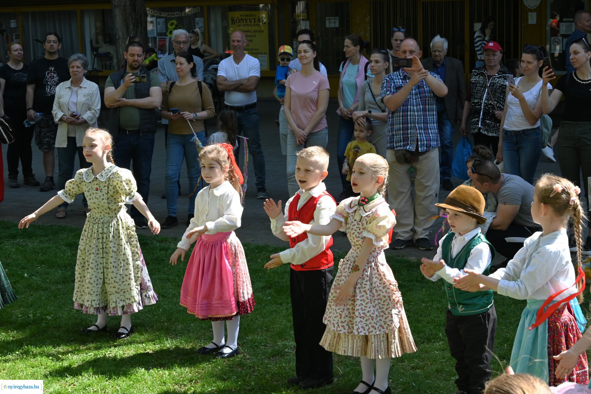 Gyereket a magasba 2024