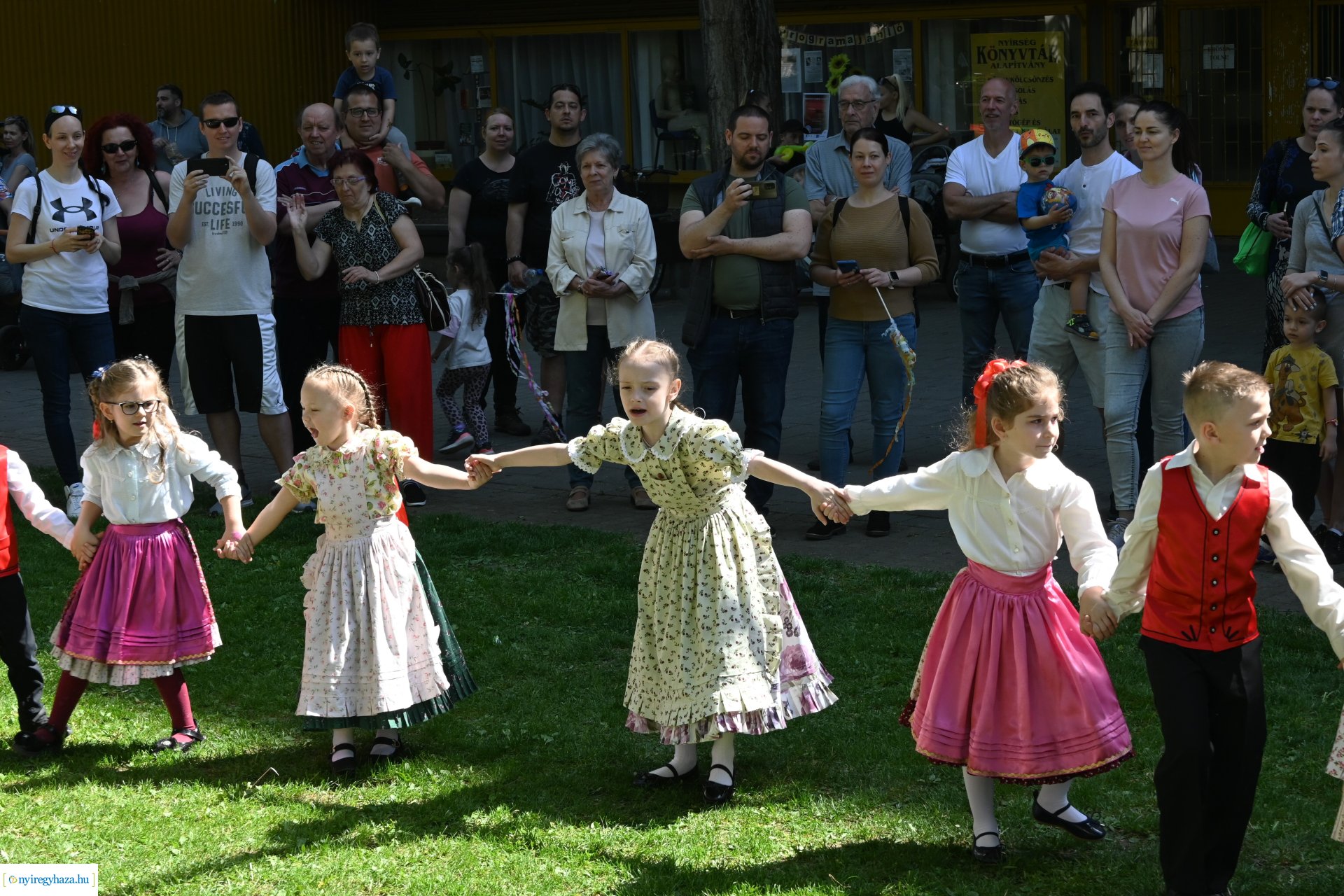 Gyereket a magasba 2024