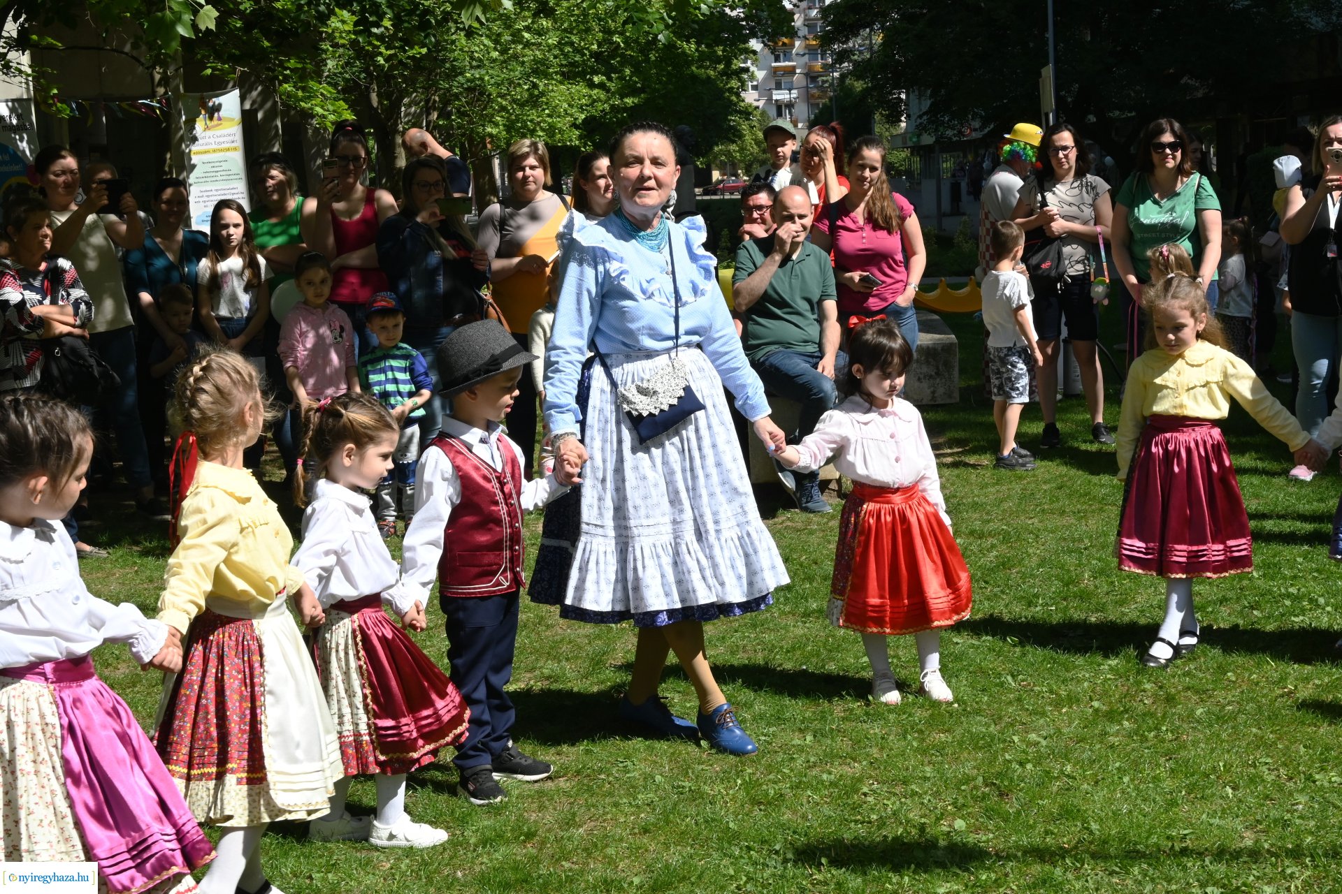 Gyereket a magasba 2024