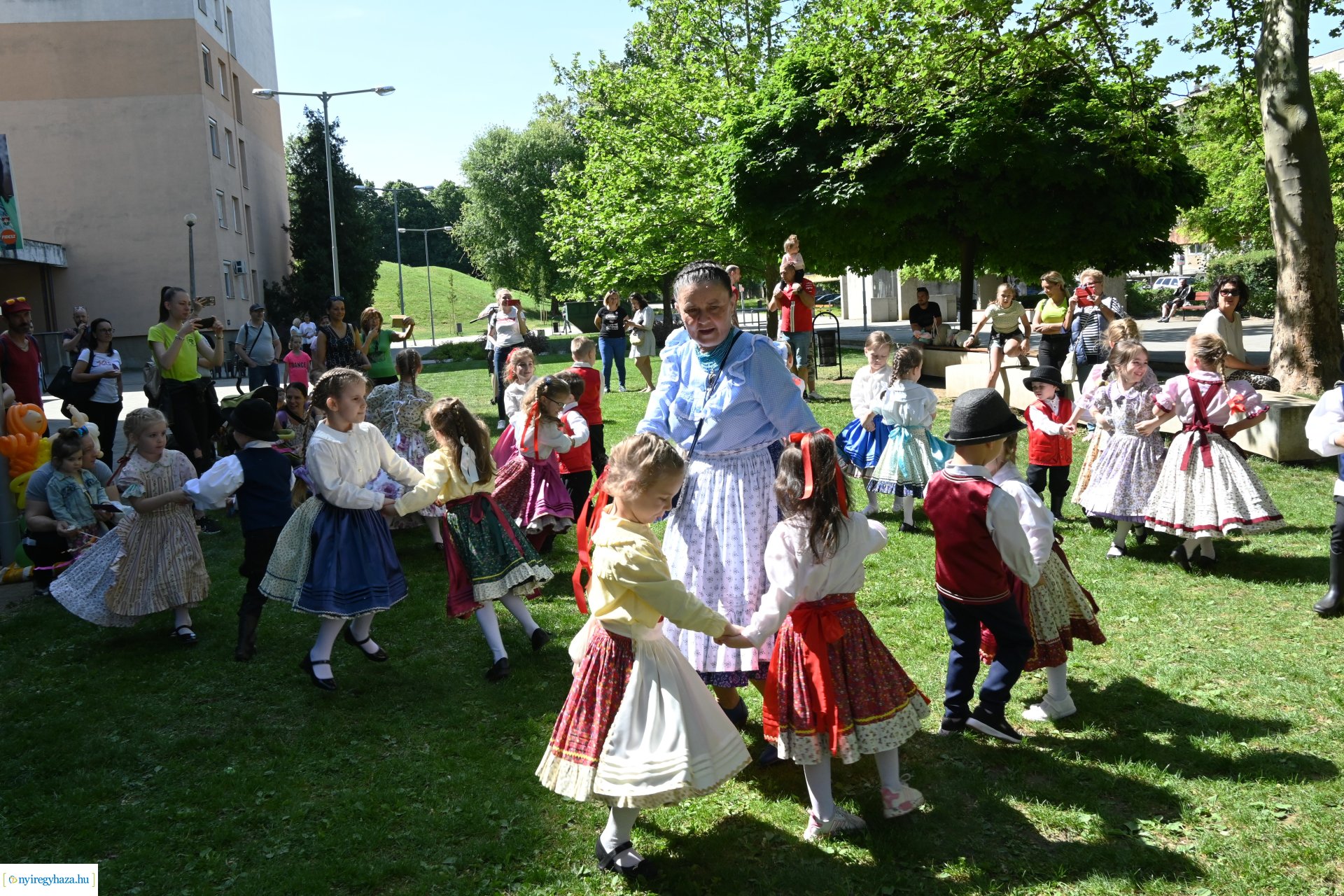 Gyereket a magasba 2024