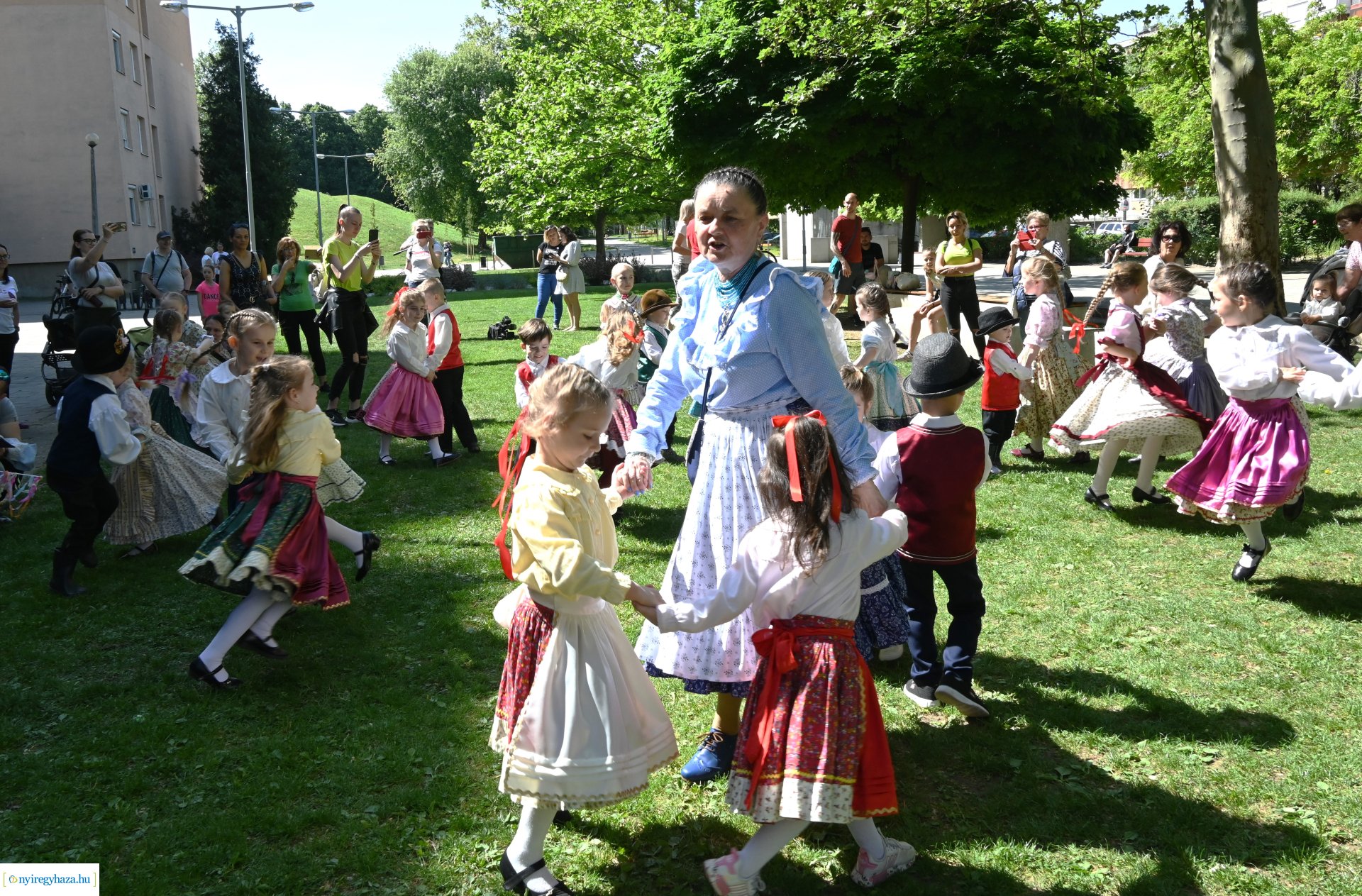 Gyereket a magasba 2024