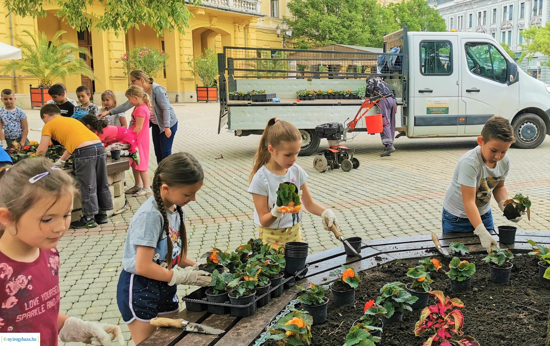 Gyermekekkel közösen a virágos Nyíregyházáért!