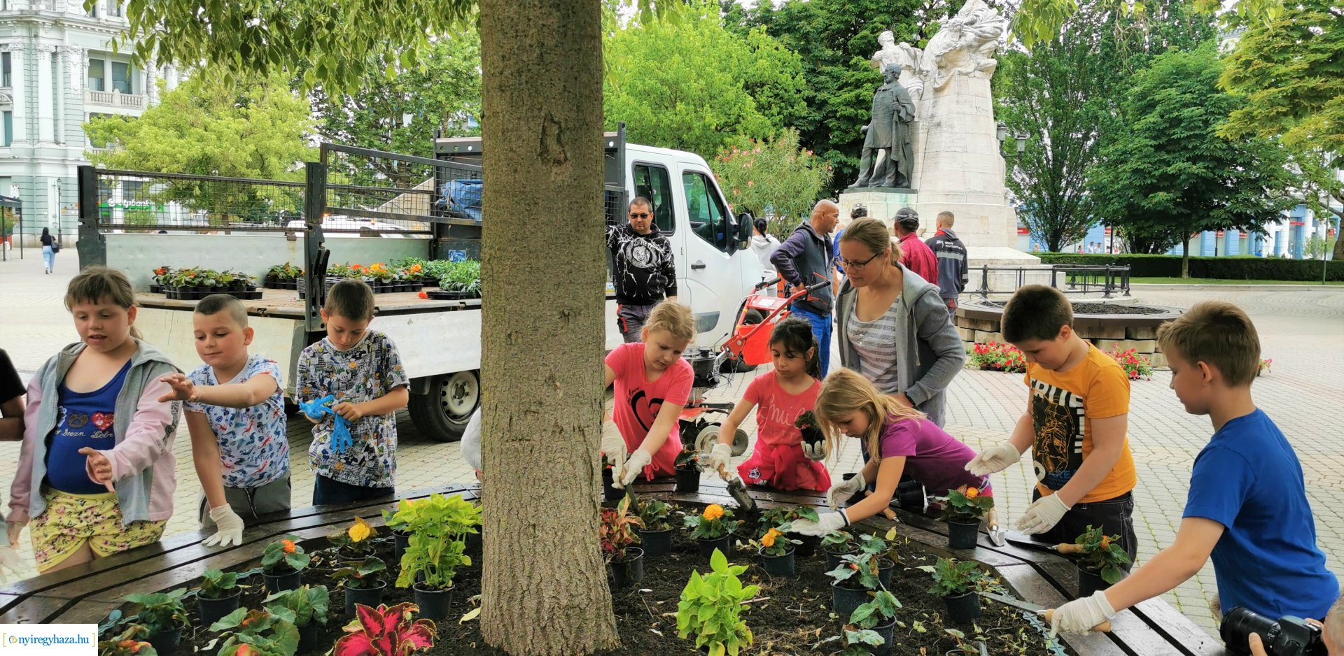 Gyermekekkel közösen a virágos Nyíregyházáért!