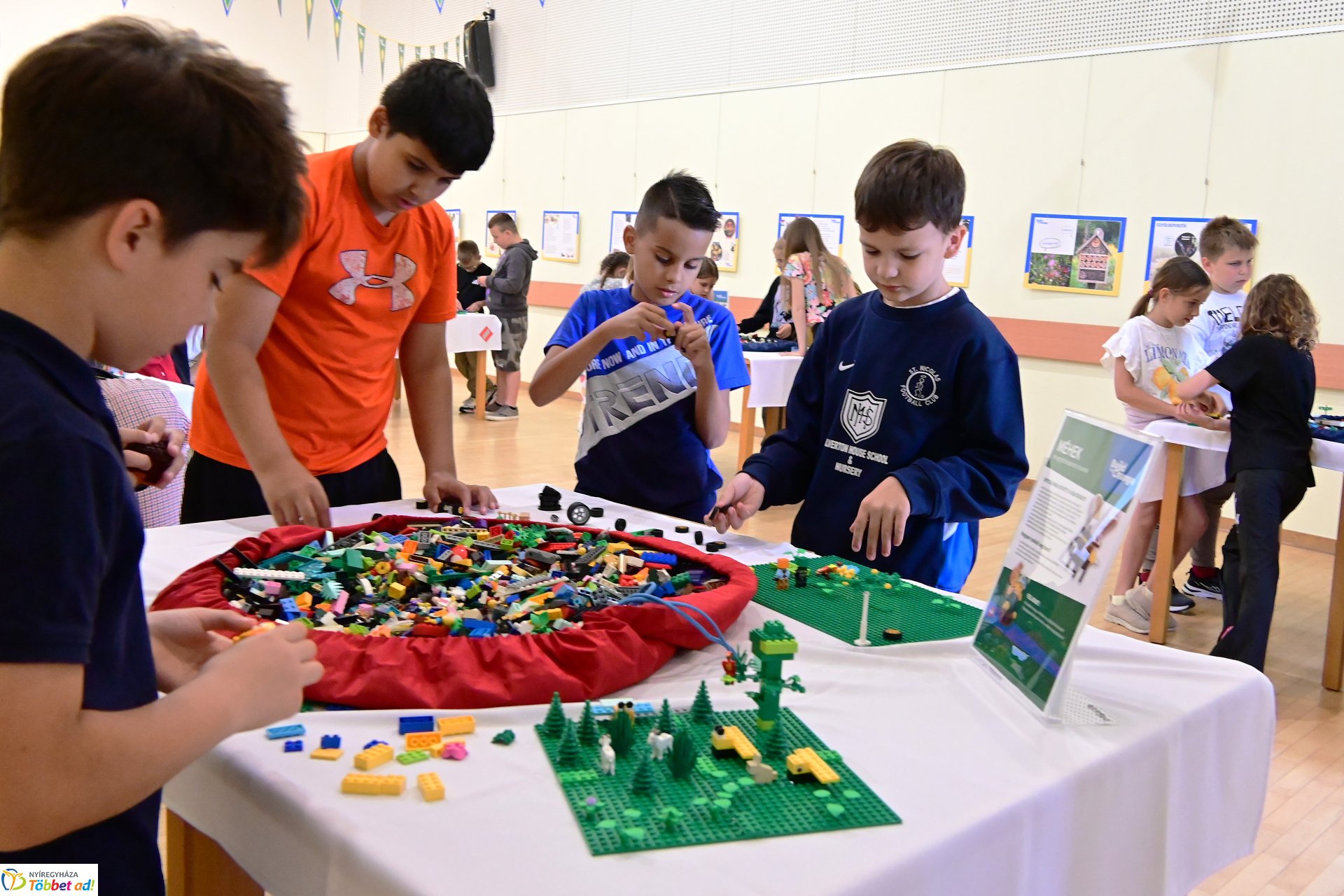 Gyermeknap a könyvtárban LEGO építéssel