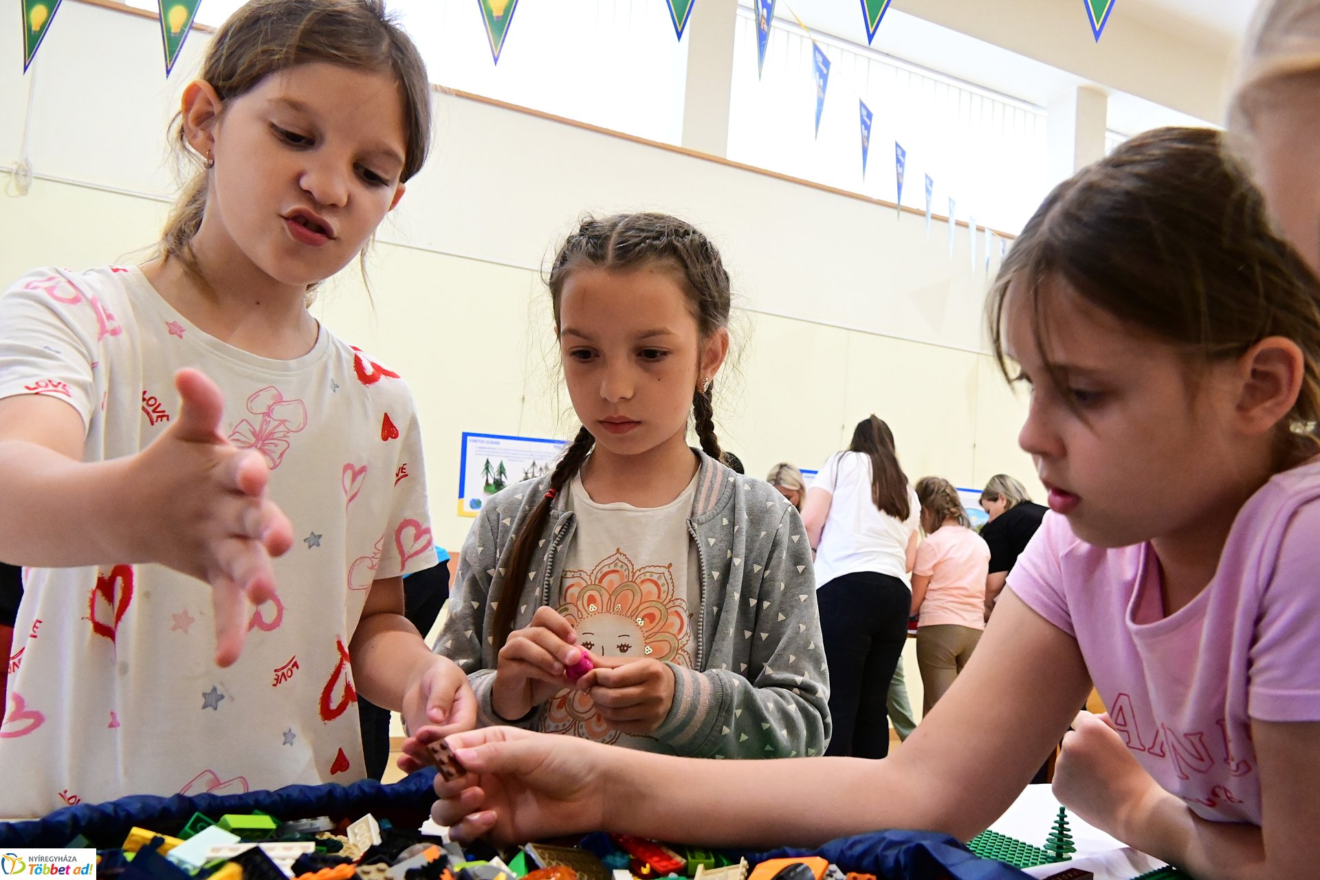 Gyermeknap a könyvtárban LEGO építéssel