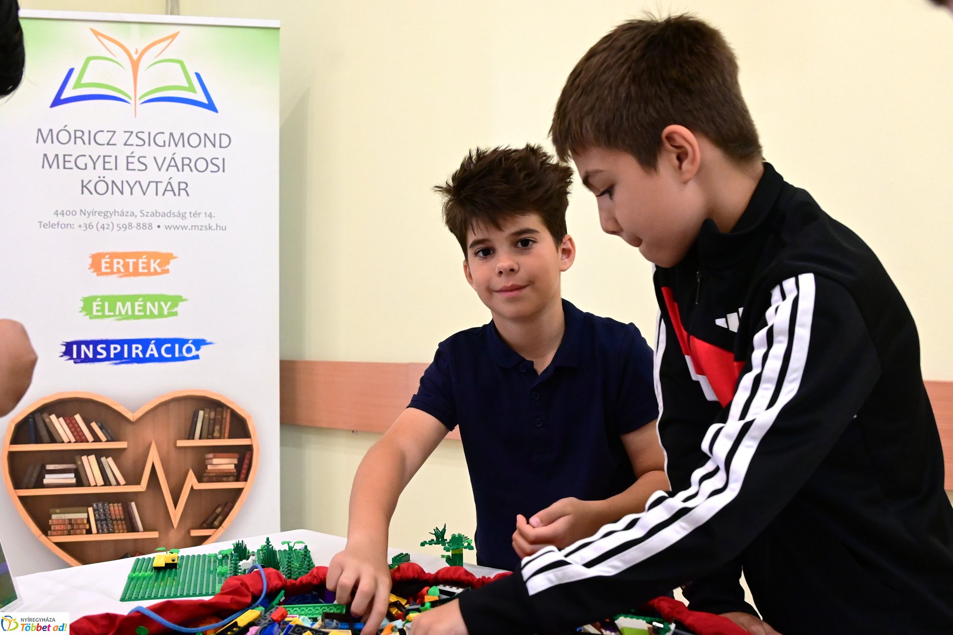 Gyermeknap a könyvtárban LEGO építéssel