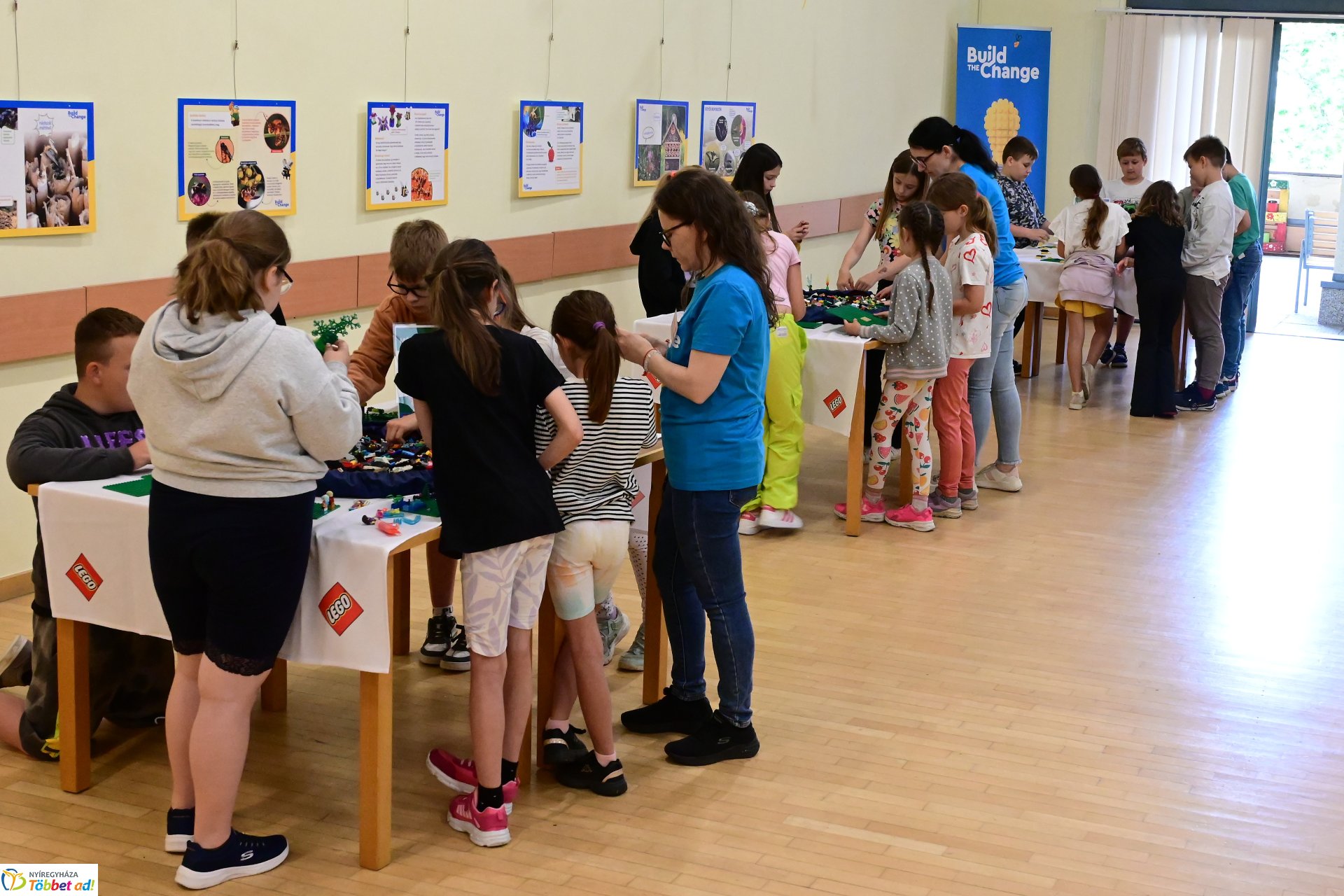 Gyermeknap a könyvtárban LEGO építéssel