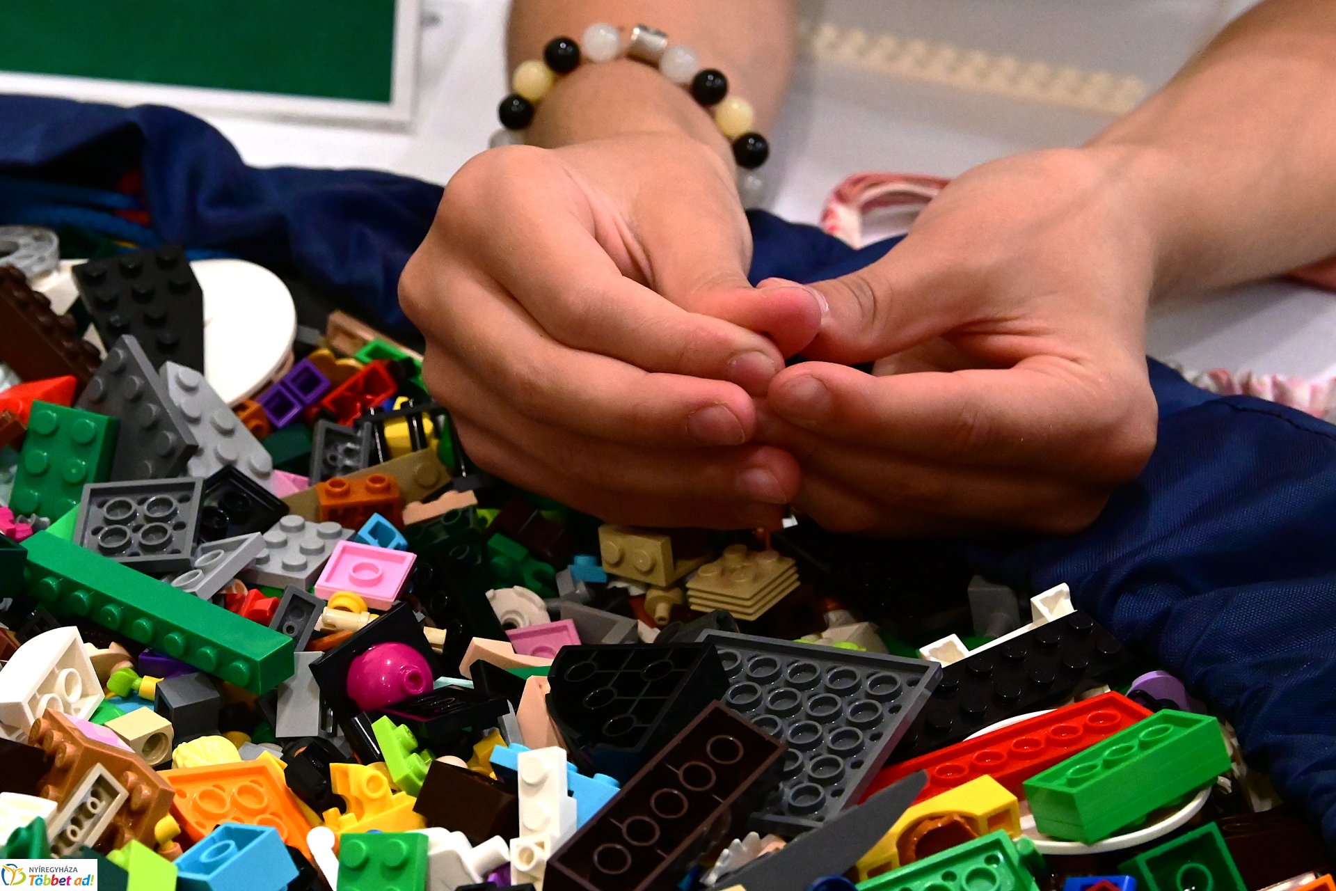 Gyermeknap a könyvtárban LEGO építéssel