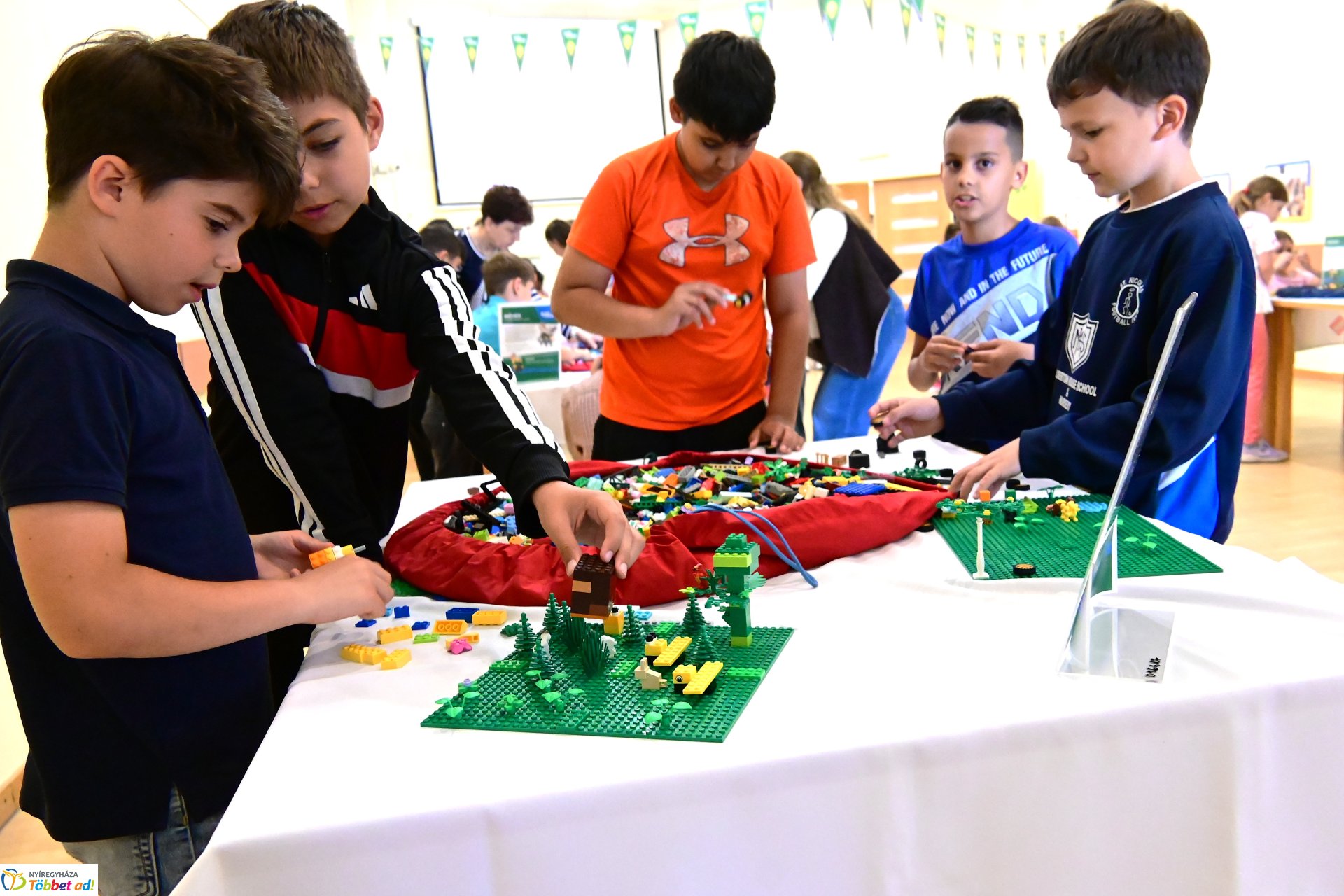 Gyermeknap a könyvtárban LEGO építéssel