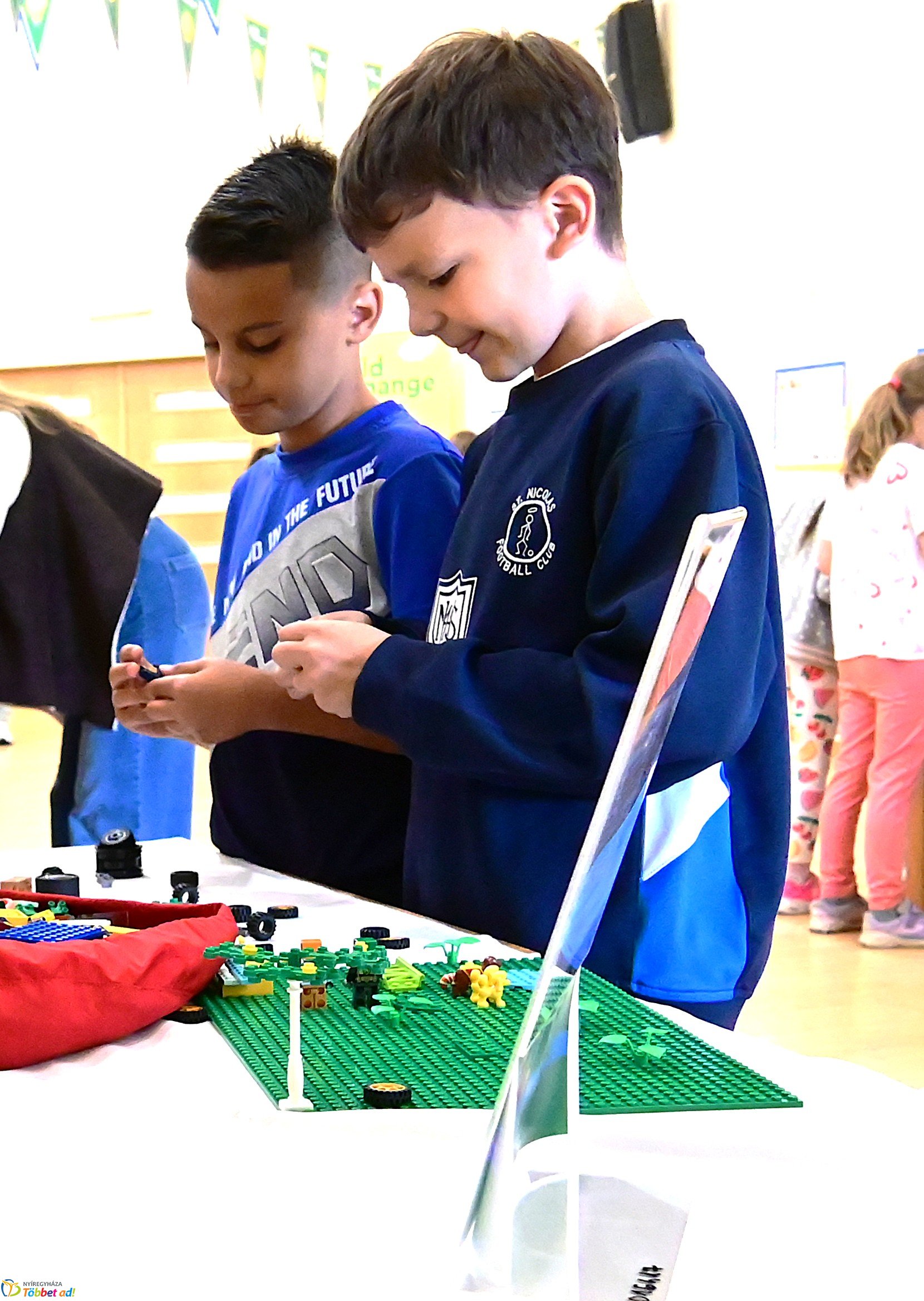 Gyermeknap a könyvtárban LEGO építéssel