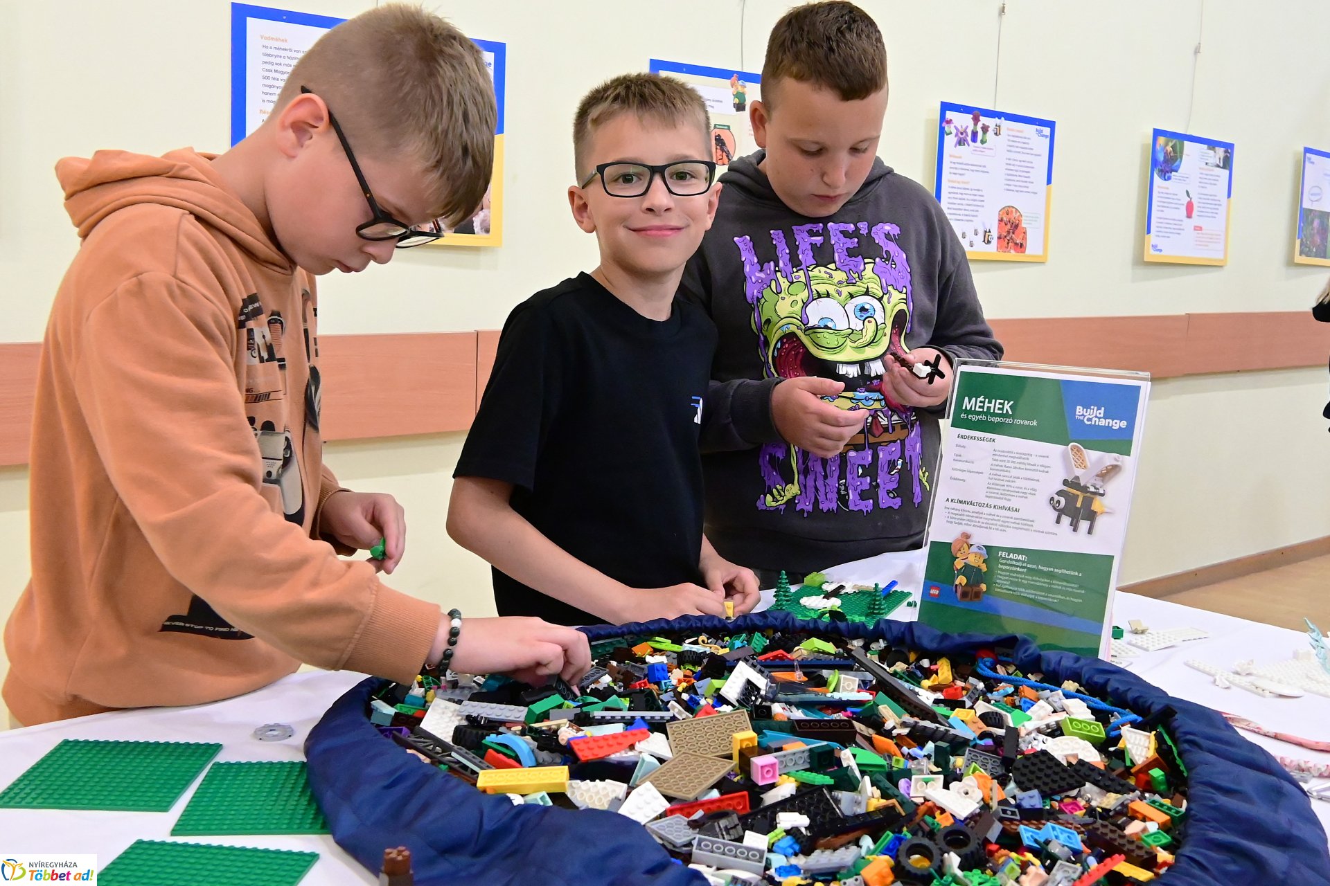 Gyermeknap a könyvtárban LEGO építéssel
