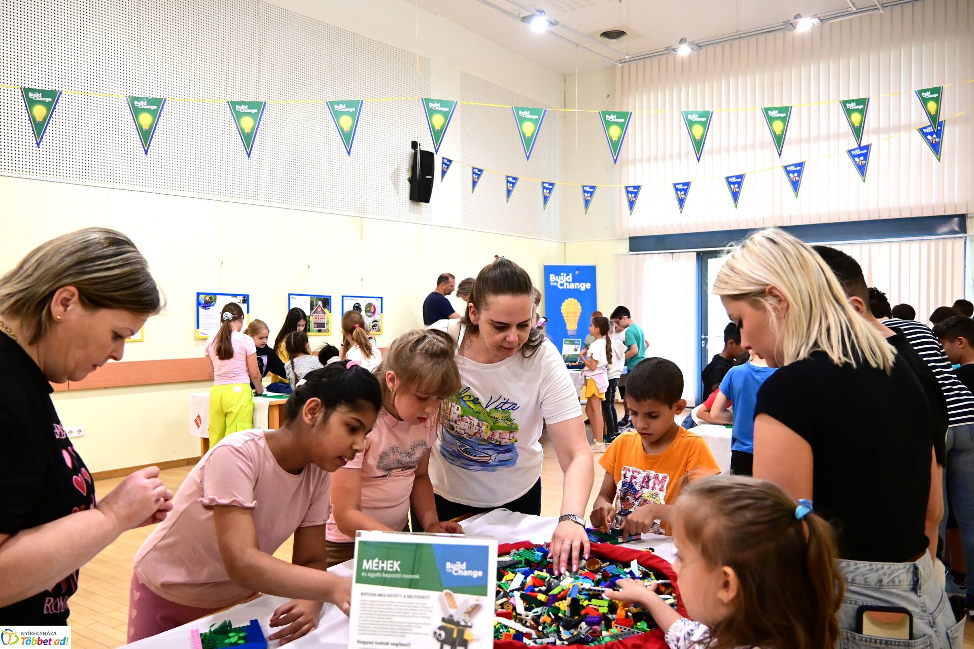 Gyermeknap a könyvtárban LEGO építéssel