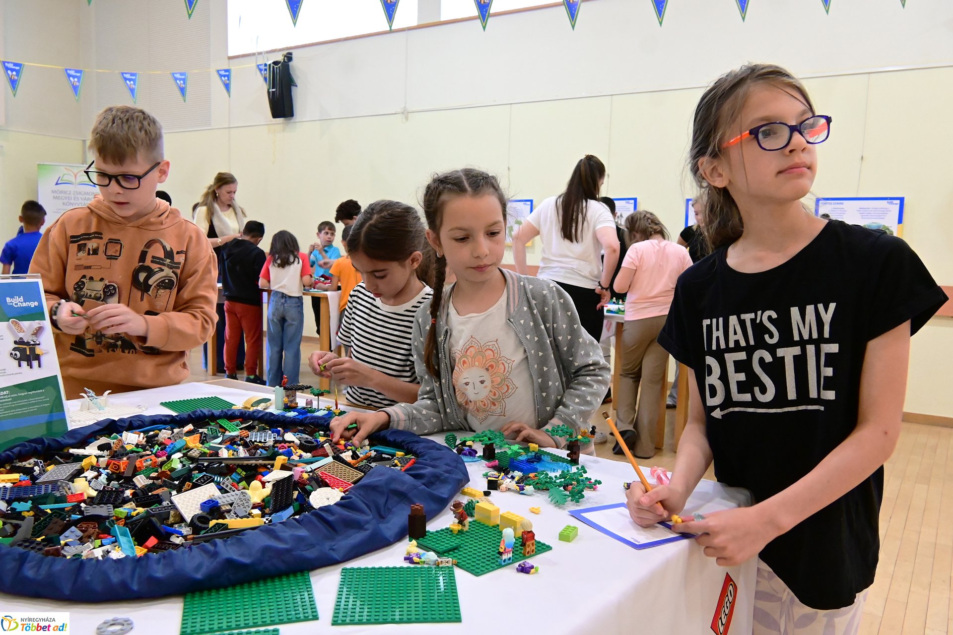 Gyermeknap a könyvtárban LEGO építéssel