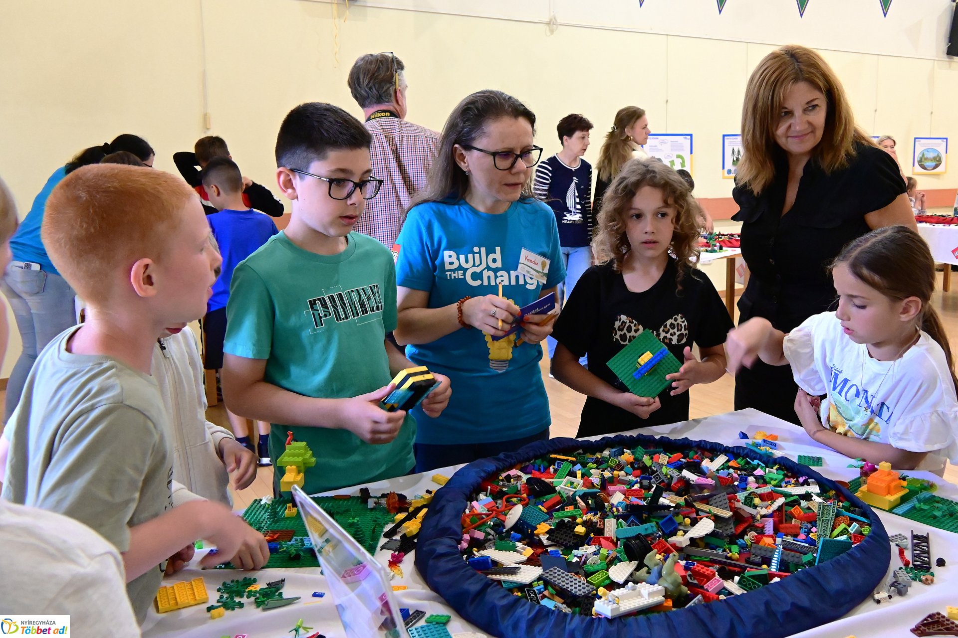 Gyermeknap a könyvtárban LEGO építéssel