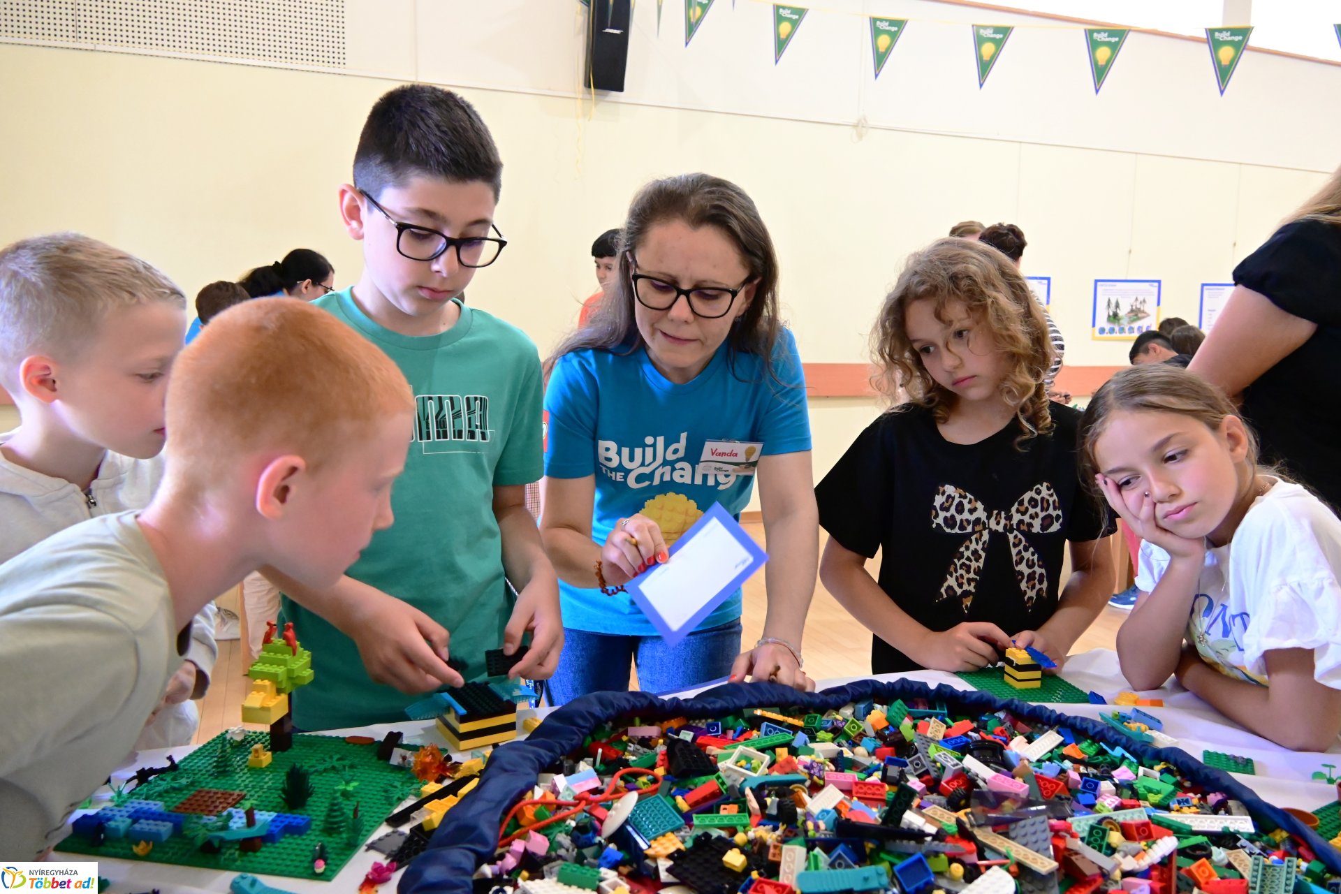 Gyermeknap a könyvtárban LEGO építéssel