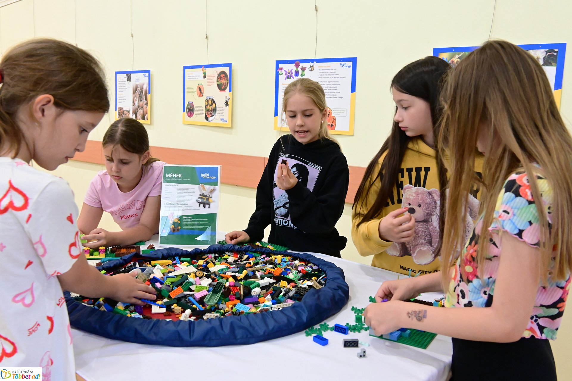 Gyermeknap a könyvtárban LEGO építéssel