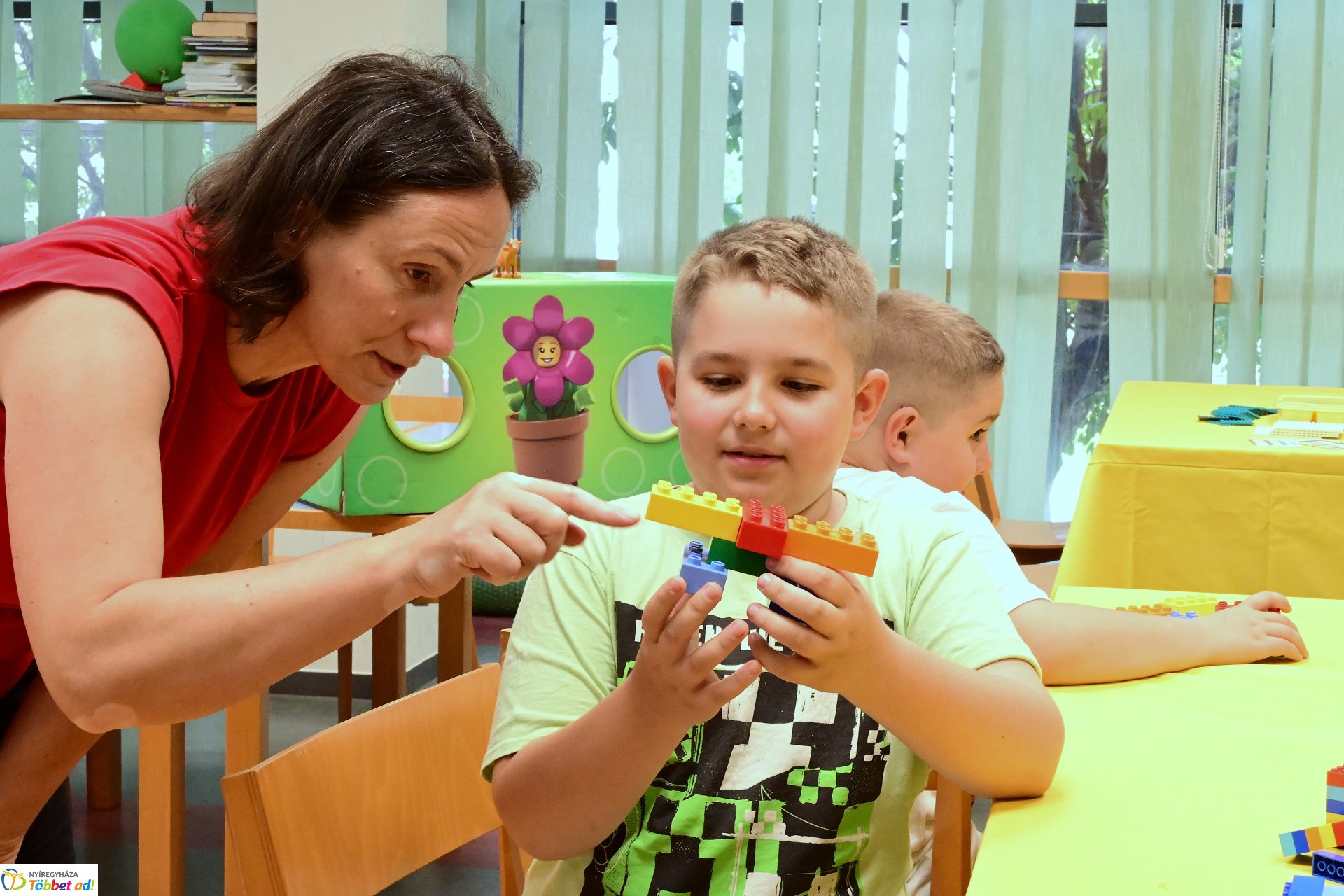 Gyermeknap a könyvtárban LEGO építéssel