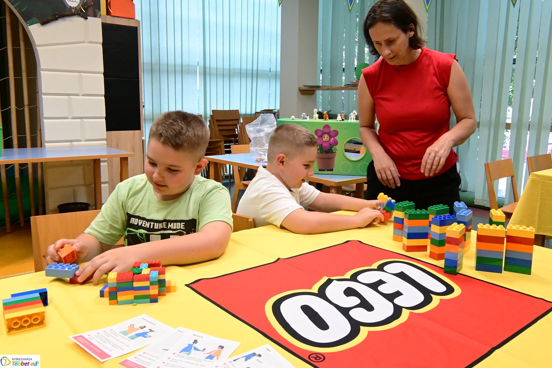 Gyermeknap a könyvtárban LEGO építéssel