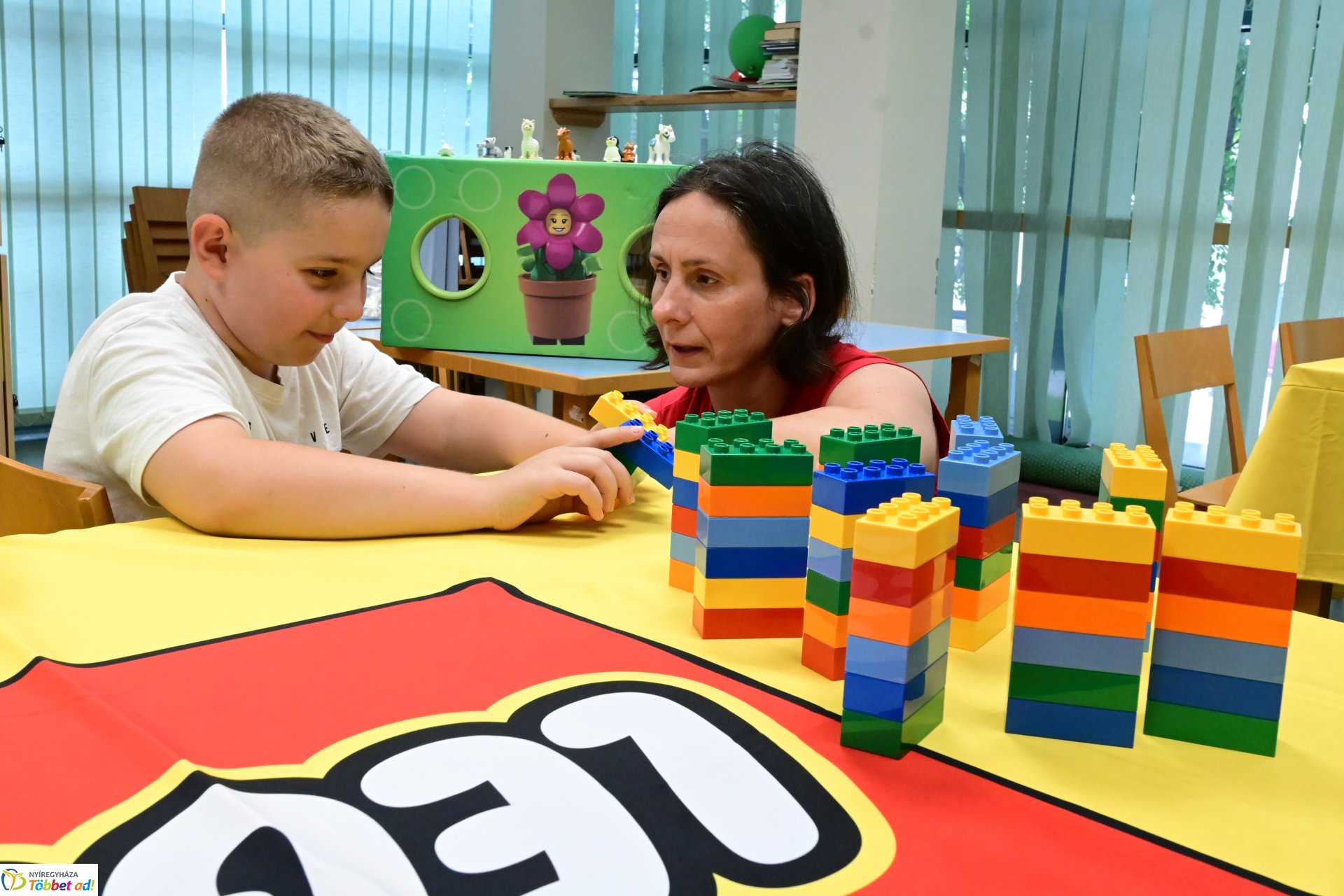 Gyermeknap a könyvtárban LEGO építéssel